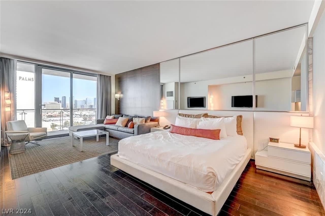 Beautiful Strip Views 17304 Apartment