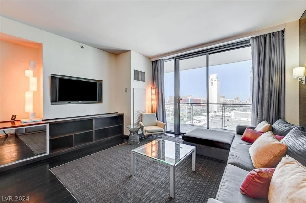 Beautiful Strip Views 17304 Apartment *